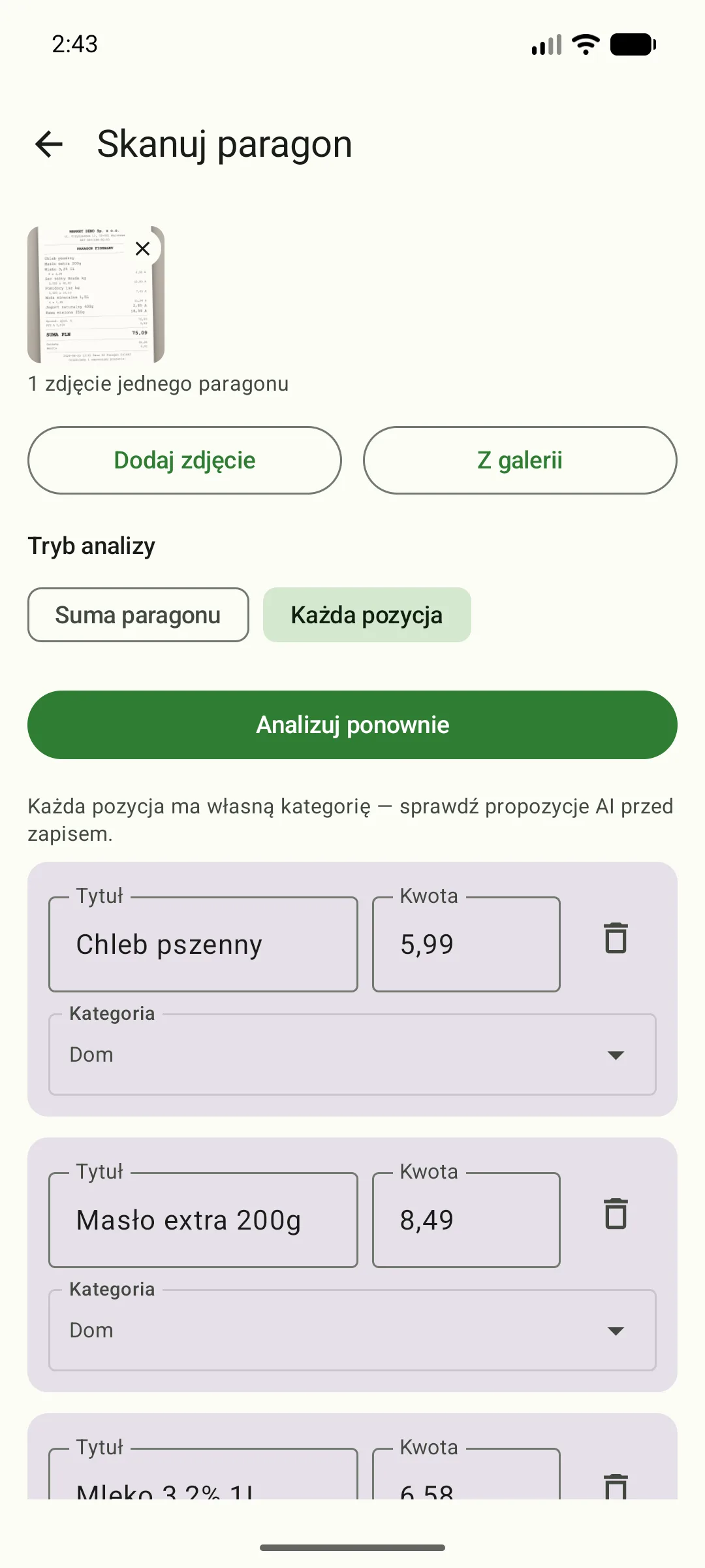 Ekran „Skanuj paragon” w trybie „Każda pozycja”: miniatura zdjęcia paragonu i lista pozycji — Chleb pszenny 5,99 zł, Masło extra 200g 8,49 zł — każda z polem tytułu, kwoty i kategorii.